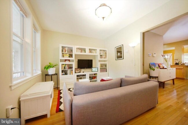 Photo - 2309 3rd St NE