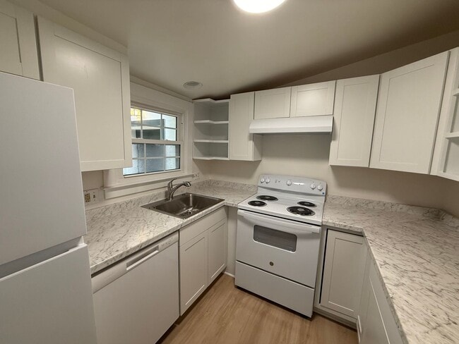 Photo - Charming cottage walkable to Grounds.