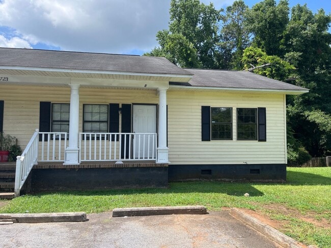 Building Photo - 2 Bed 1.5 Bath Duplex