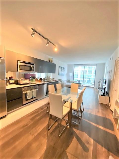 Building Photo - 31 SE 6th St Unit 2404