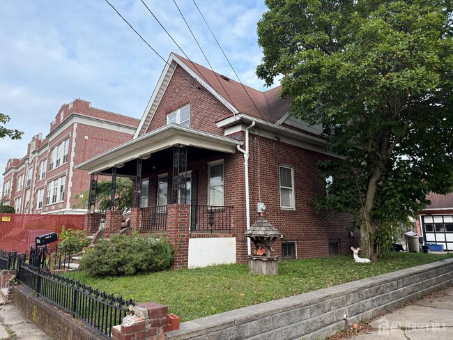 Building Photo - 90 Pershing Ave Rental