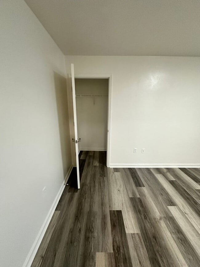 Photo - Renovated 4 Bedroom 2 Bath Room Downtown -... Unidad 03