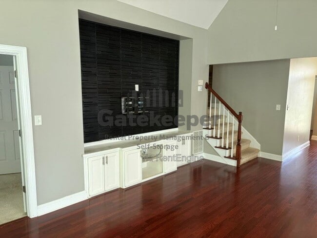 Photo - 208 Lenox Dr