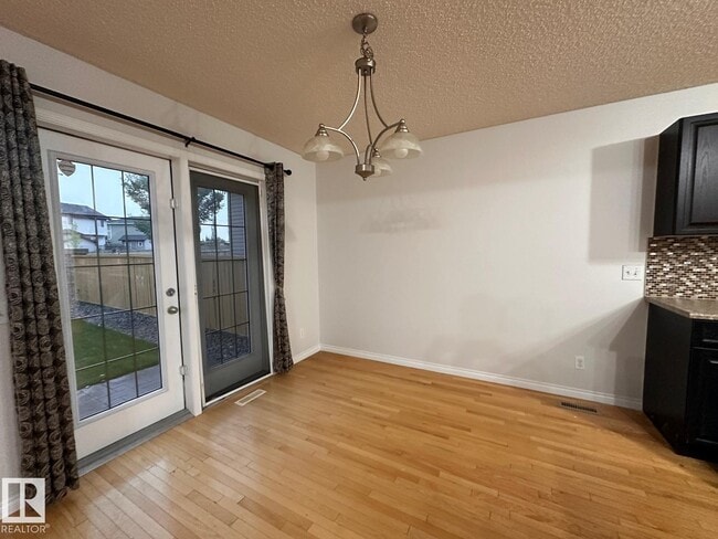 Photo - 1569-137A 37a Ave NW