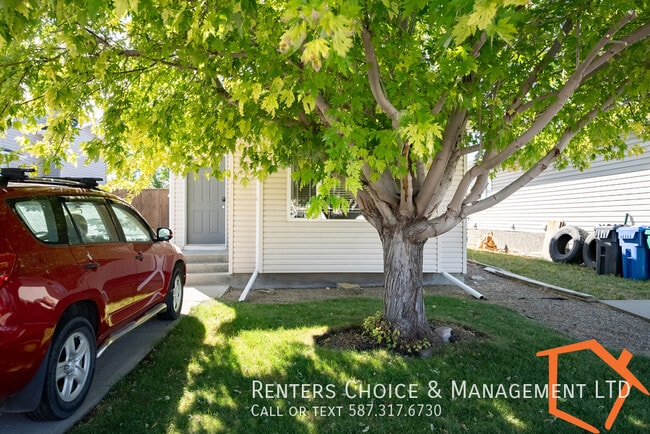Building Photo - 3 Bedroom House With Yard, Lawn Care and Snow Removal Included