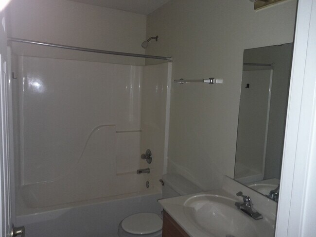 Upper level bathroom - 136 Cedar Ave