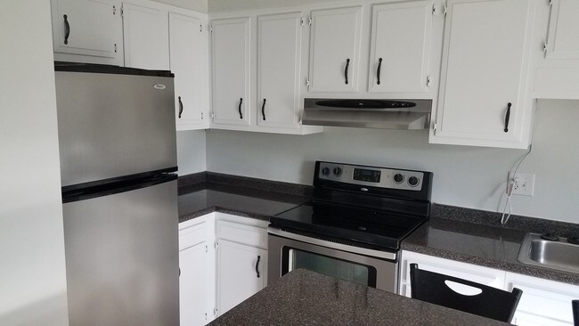 Cocina- Electrodomésticos de acero inoxidable incluidos. - 605 Peach View Ln