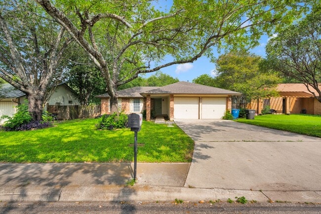 Building Photo - 3 bedroom 2 bath in the well sought subdivision of Great Northwest!