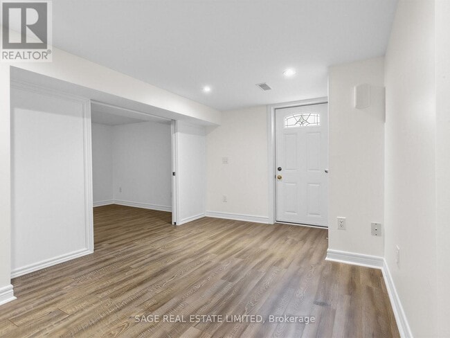 Photo - 321 Lauder Ave Unité Lower