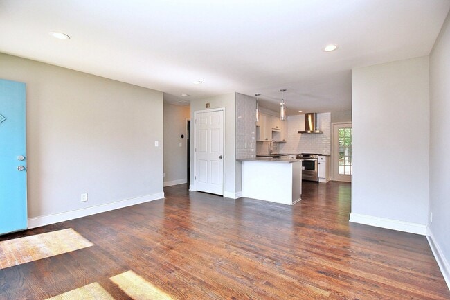 Photo - Impeccable 2 Bedroom, Fully Renovated in N...