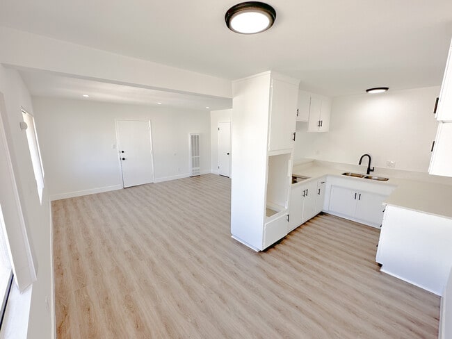 Photo - 5315 Lorna St N