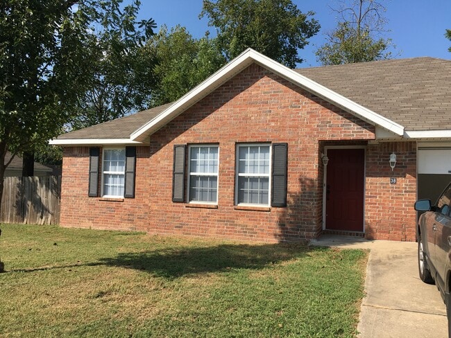 Photo - 38 E Saxony St