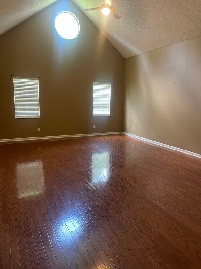Photo - Knoxville 37917 - 2 bedroom, 2 bath condo - Call Lisa Vineyard or Shannon Russell 865-216-9334