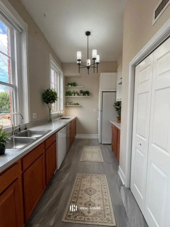 Building Photo - 228 W Broad St Unit 1