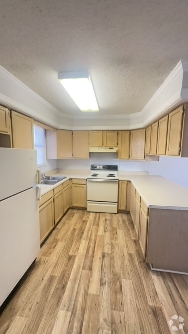 Building Photo - Recently renovated 2bedroom 1 bath townhom... Rental