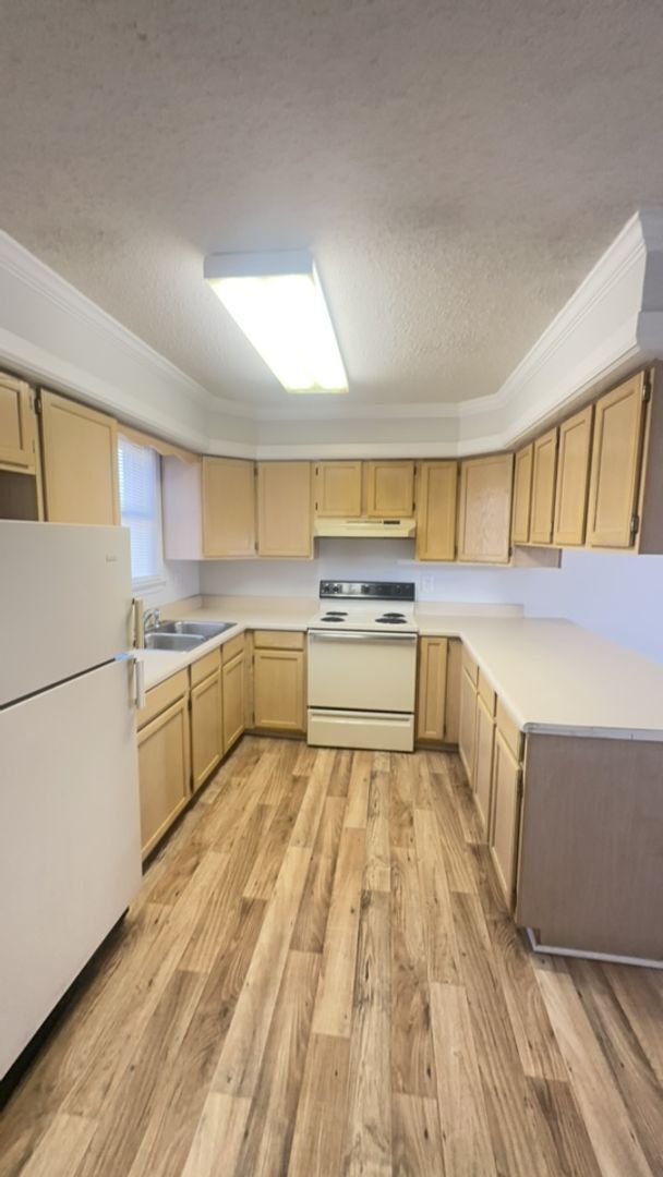 Recently renovated 2bedroom 1 bath townhom... - Recently renovated 2bedroom 1 bath townhom... House