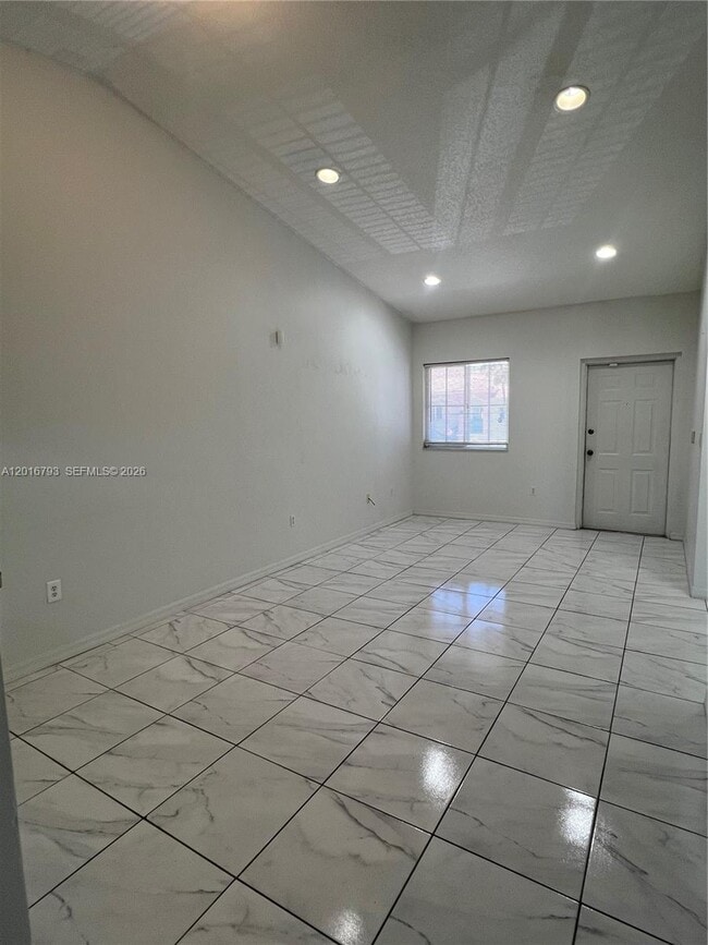 Building Photo - 2931 SE 12th Rd Unit 204-55
