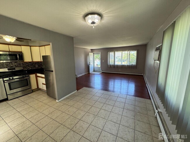 Photo - 6 Universal Ave Casa