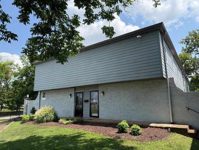 Building Photo - FOR RENT - 3 Bedroom Condo in Green Hills
