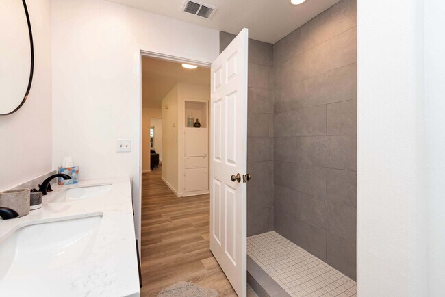 Photo - 1605 S Pine St