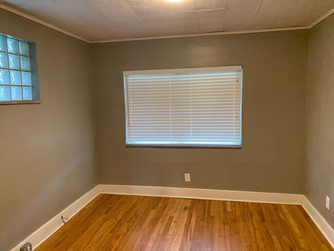 Photo - WALK TO CAMPUS 4BR/2BA HOUSE - AVAILABLE AUGUST