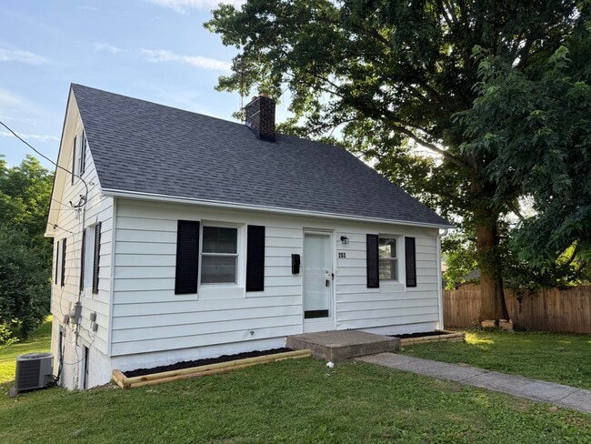 Photo - 203 W Elm St