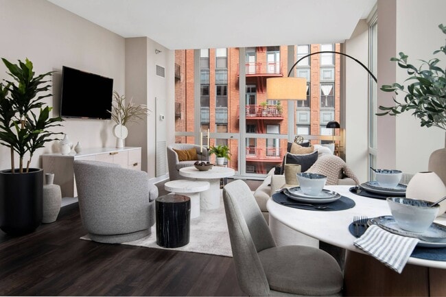 Amplia sala de estar y comedor - 215 West Apartments