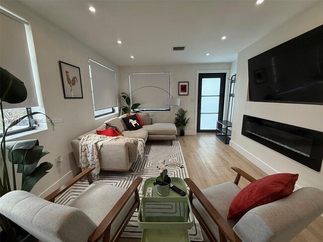 Building Photo - 1716 SW 11th St Unit 3