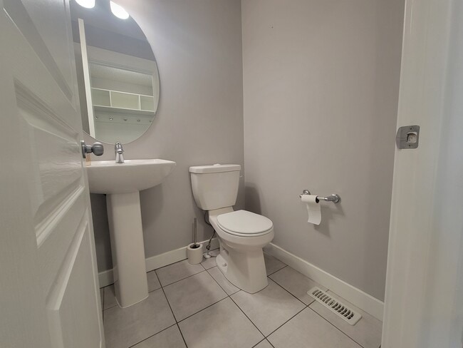 Photo - 5404-5414 14 Ave SW