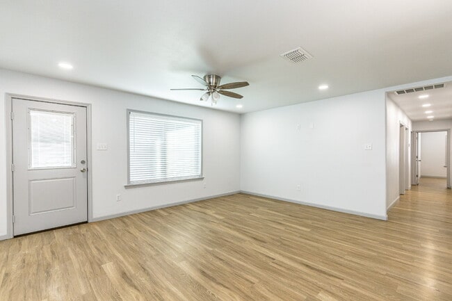 Photo - Luxurious Townhome Located In Lincoln 16!