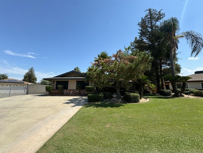 Building Photo - NW Bakersfield home with a pool!