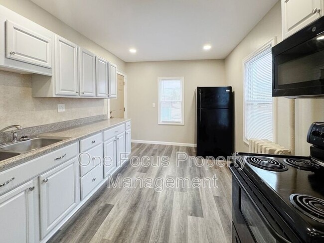 Building Photo - 2205 W Fourth Street APT#4 Unit #4