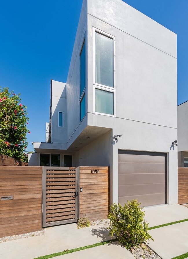 Photo - Silicon Beach Sanctuary: A Custom Architec...