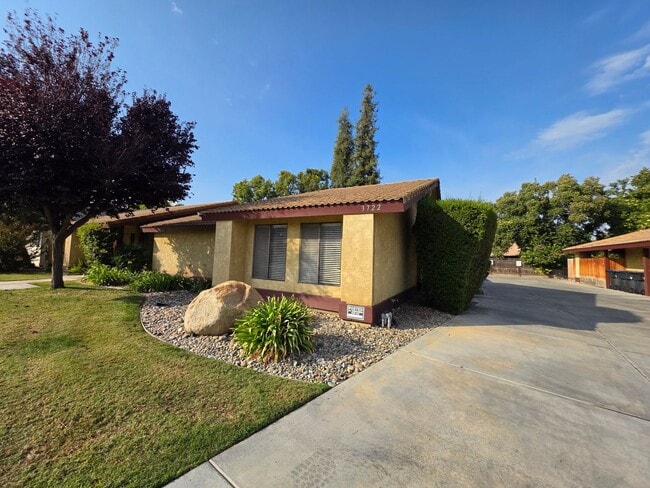 Building Photo - 2 bedroom 1 bathroom condo near Country Club!