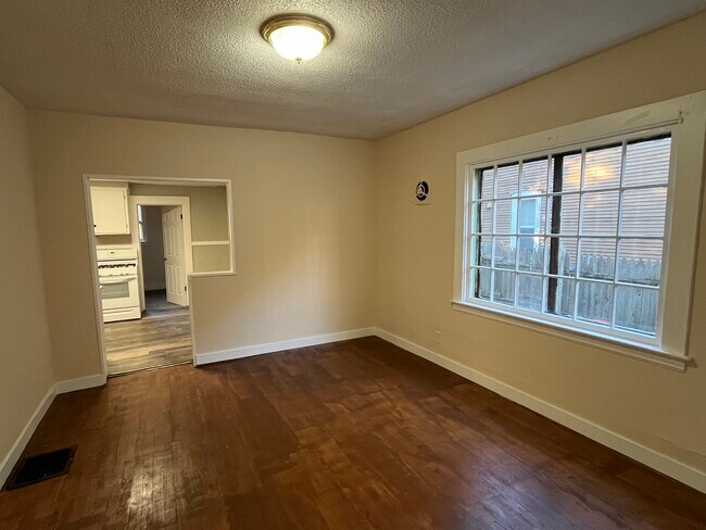 Photo - 749 Alpine Ave NW