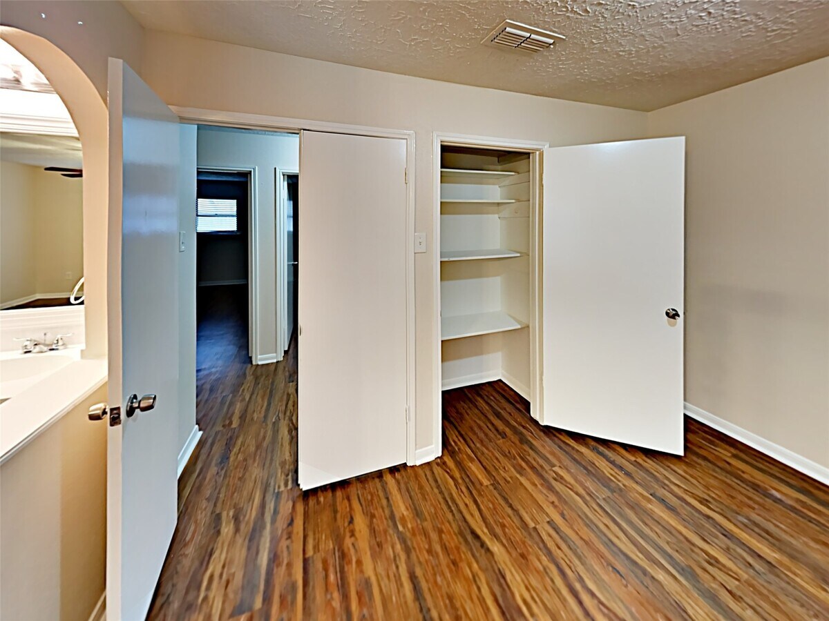 Photo - 16259 Hollow Wood Dr