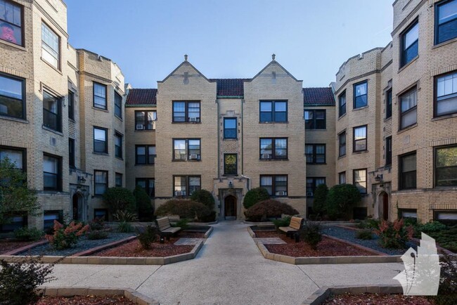 Building Photo - 1130 W Oakdale Ave Unit 1B Rental