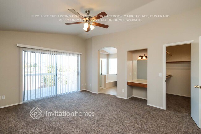 1014 E Hearne Way