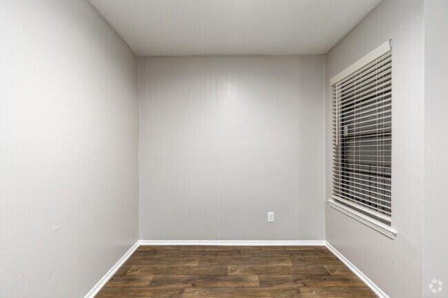 1BR, 1BA - 736SF - Dining Room