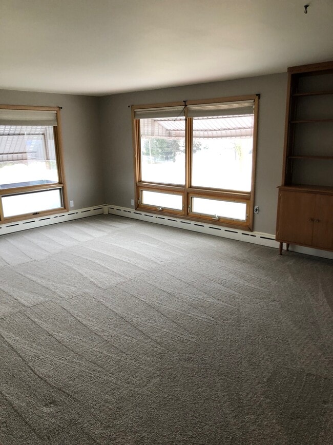 Building Photo - W63N139 Washington Ave Unit W63N137 Rental