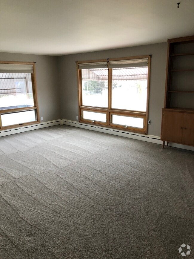 Building Photo - W63N139 Washington Ave Unit W63N137 Rental