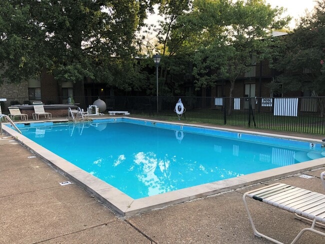 Building Photo - 2134 Fairfax Ave