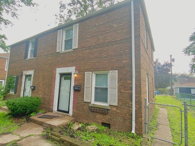 Building Photo - 2 Bed 1 Bath Town House