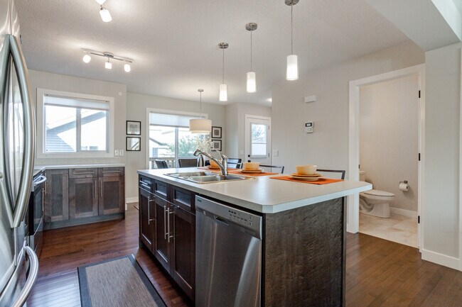 Photo - 1020-1177 177 St SW
