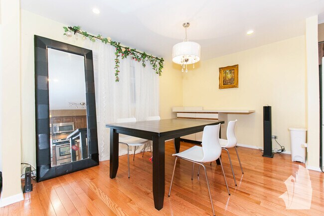 Photo - 1330 N La Salle Dr