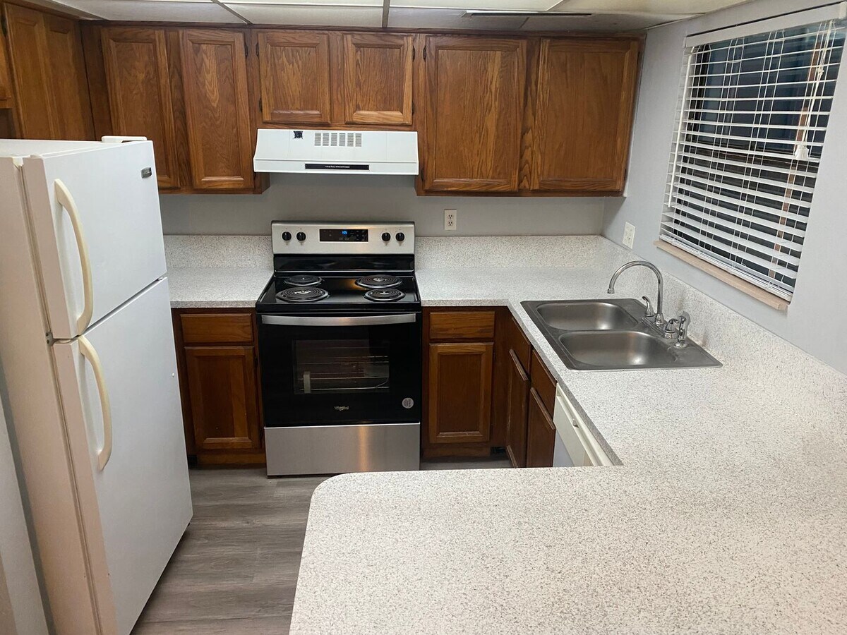 Location is key! 876 SF Unit- 2 bd/ 1 ba n... - Location is key! 876 SF Unit- 2 bd/ 1 ba n... Rental