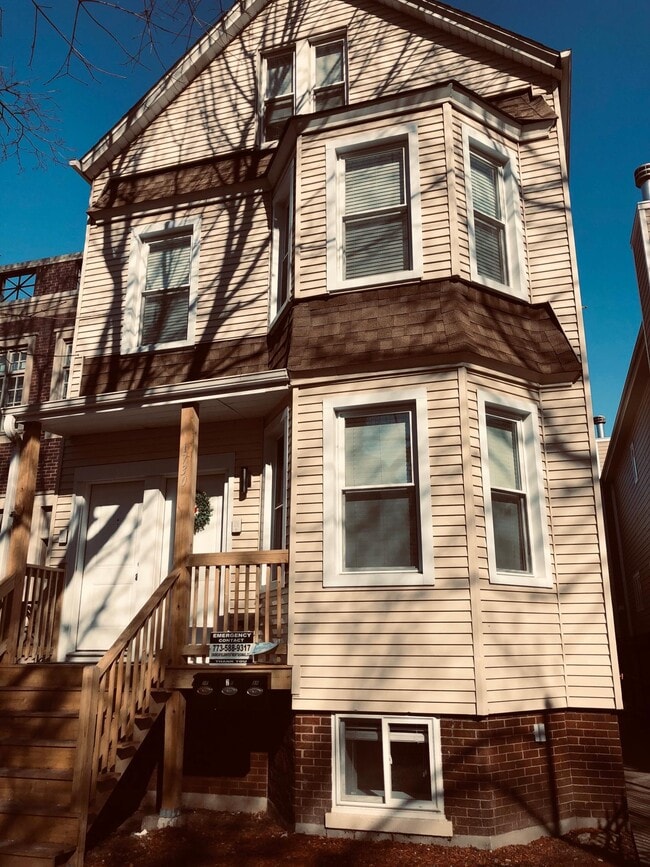 Building Photo - 1730 W Nelson St Unit CH
