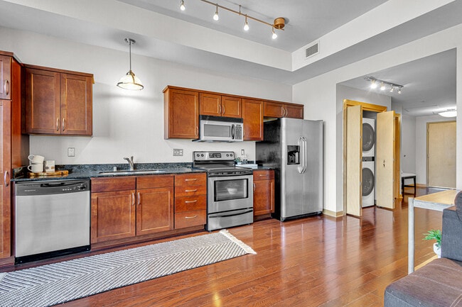 Photo - 106 W Seeboth St