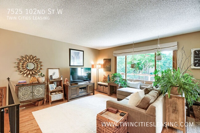 Photo - 7525 W 102nd St