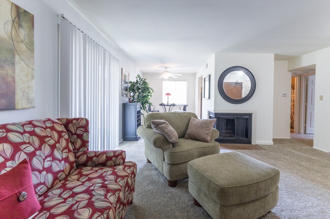 Plano de planta de sala de estar de 1 dormitorio en Woodbridge of Castleton Apartments - Woodbridge Castleton